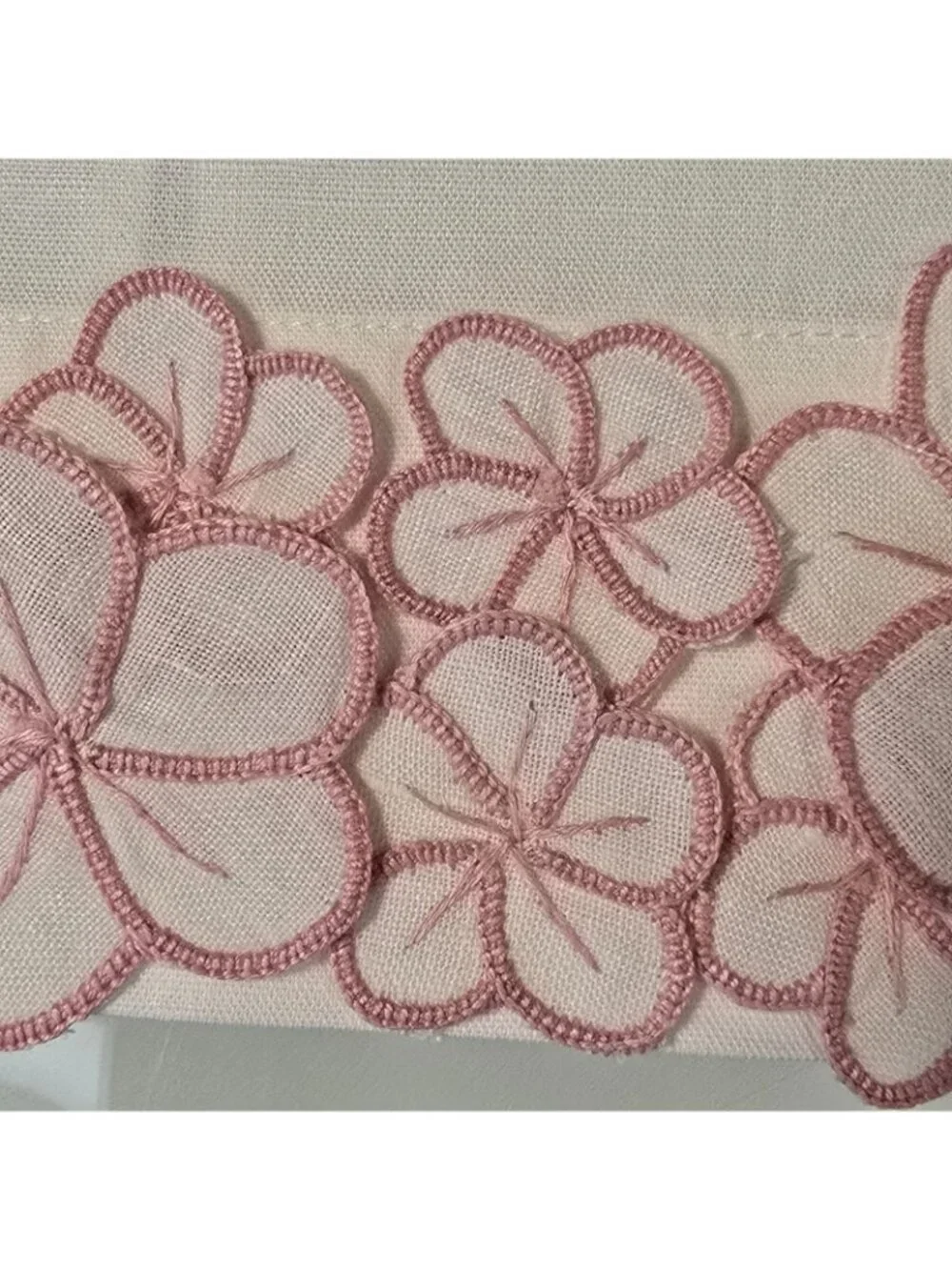 Haute Home Jane Leider Fingertip Guest Towel White Pink Hand Embroidery NEW